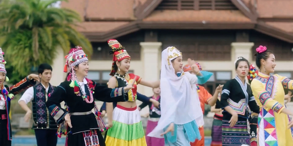 【理响中国·文化旗帜】像石榴籽一样紧紧抱在一起