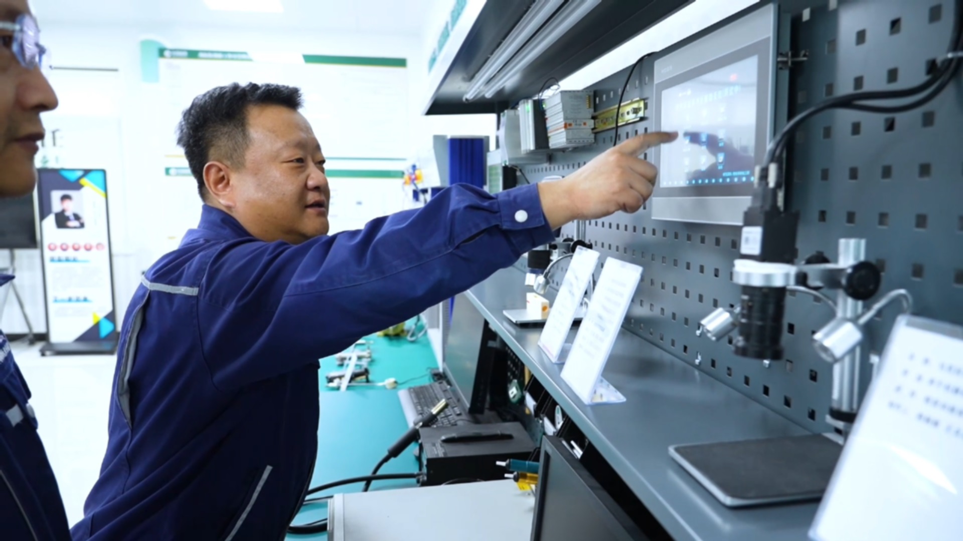 【理响中国·薪火“燃”青春】百花齐放的城市新产业:从能源依赖到双轮奔腾 【理响中国·薪火“燃”青春】百花齐放的城市新产业:从能源依赖到双轮奔腾