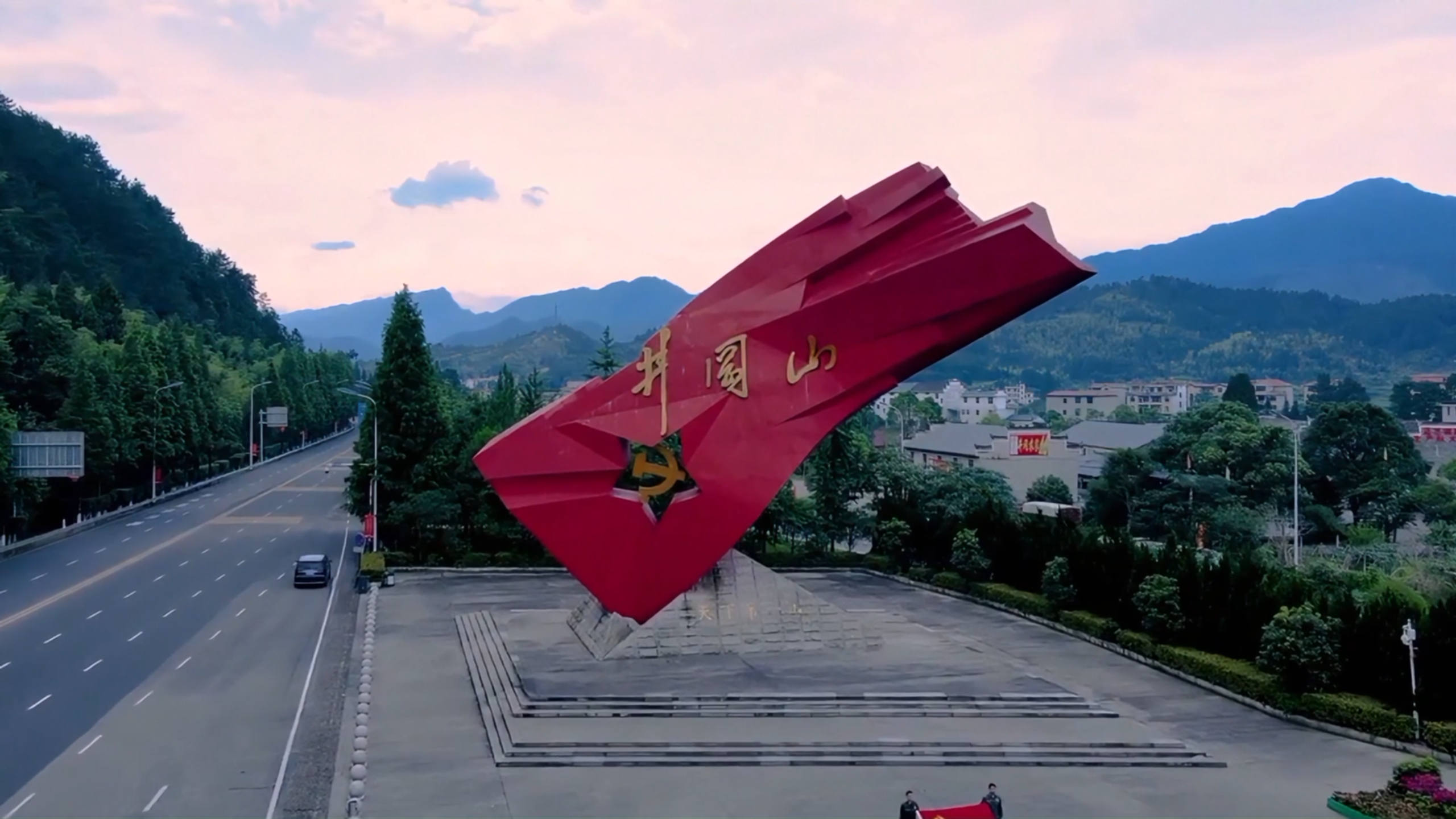 【理响中国·薪火“燃”青春】百花齐放的城市新产业:从能源依赖到双轮奔腾 【理响中国·薪火“燃”青春】百花齐放的城市新产业:从能源依赖到双轮奔腾