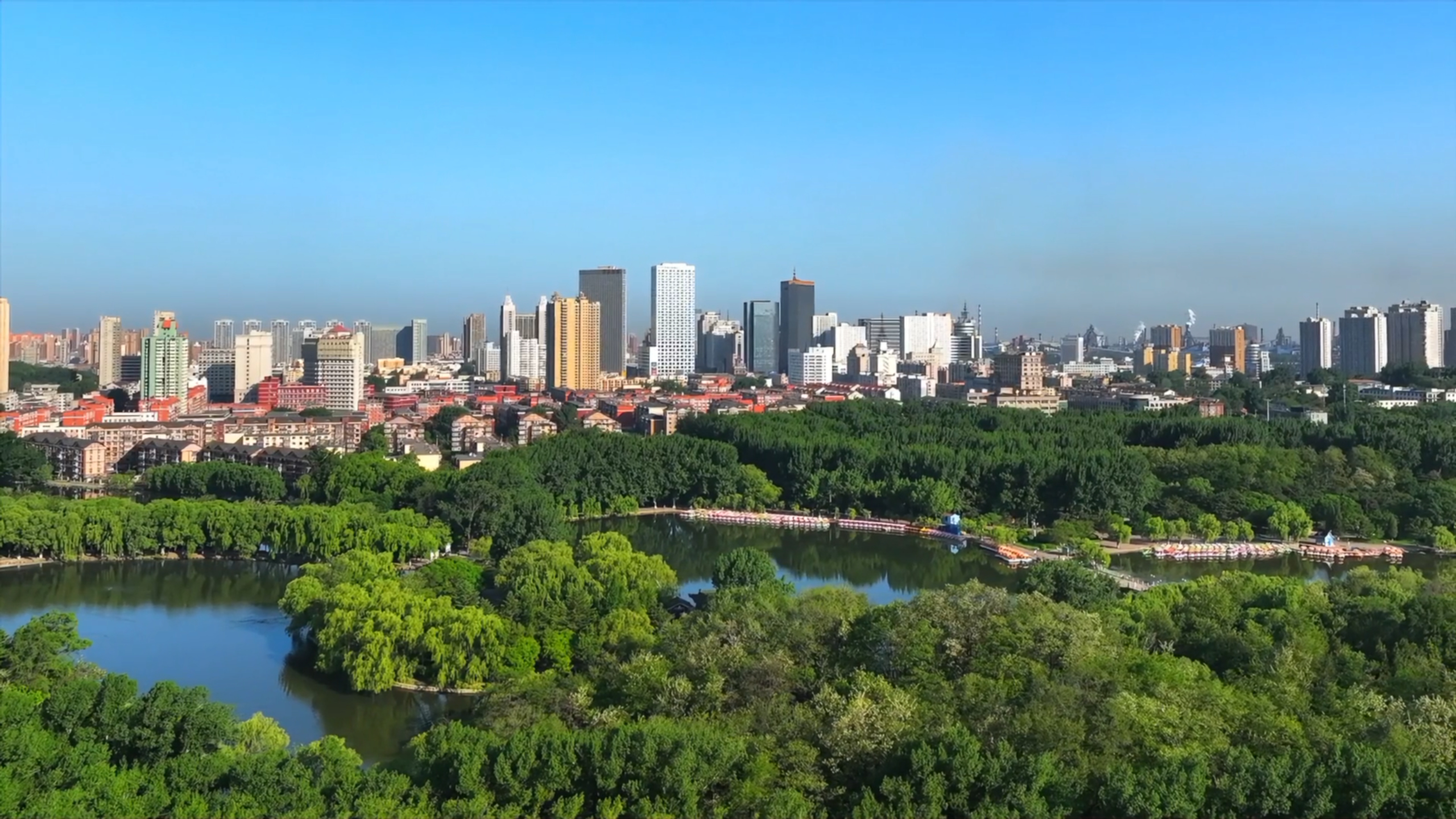 【理响中国·薪火“燃”青春】百花齐放的城市新产业:从能源依赖到双轮奔腾 【理响中国·薪火“燃”青春】百花齐放的城市新产业:从能源依赖到双轮奔腾