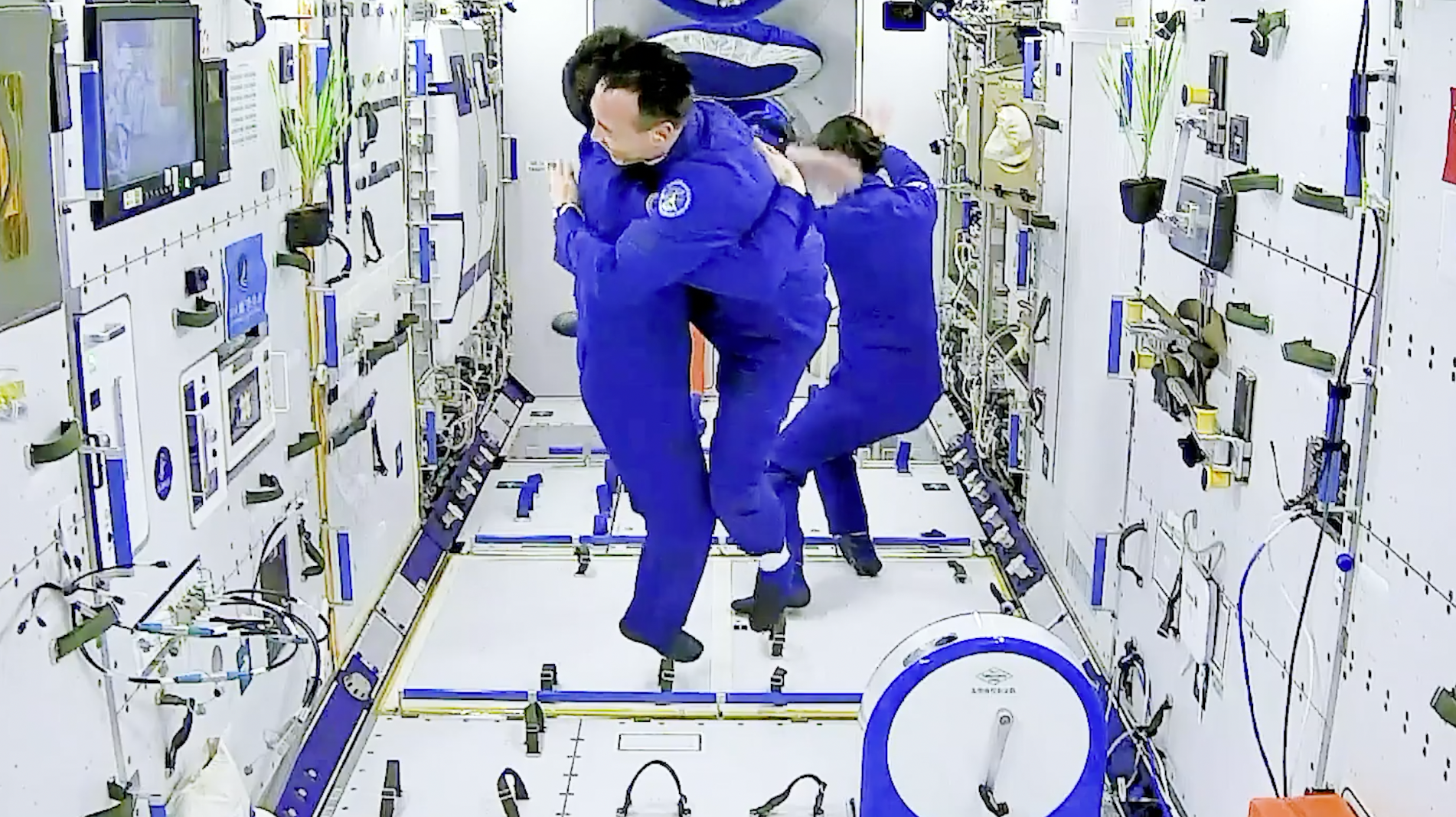 【理响中国·薪火“燃”青春】迈步踏上新长征：以青春密码解时代命题